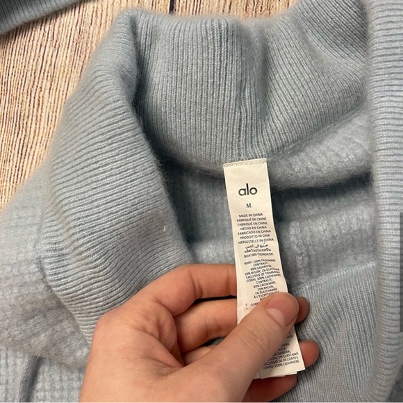 Alo Cashmere Set - Picture 3 of 4